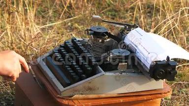 自然时代复古打字机上的女人打字